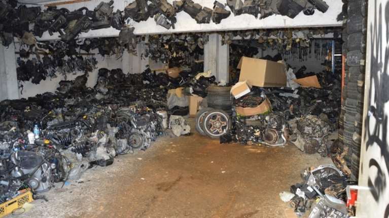 Σπείρα έκλεβε οχήματα και παραποιούσε τους κινητήρες