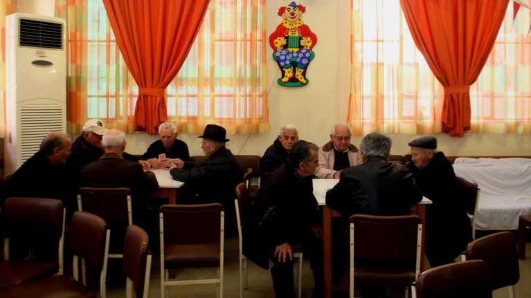 Σφράγισαν ΚΑΠΗ γιατί σέρβιραν ουίσκι, ο αθέατος πόλεμος στην επαρχία