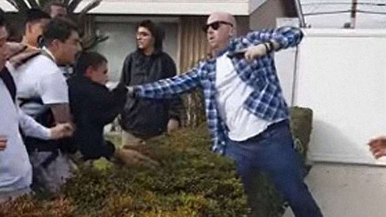 Αστυνομικός εκτός υπηρεσίας βγάζει όπλο σε 13χρονα παιδιά