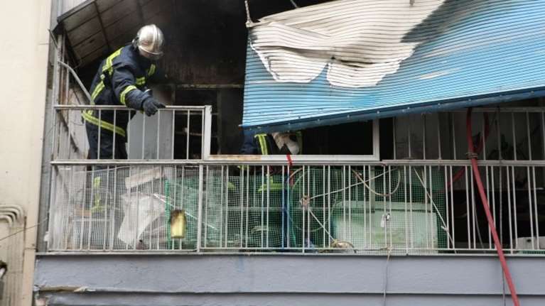 Απεγκλωβίστηκαν δύο άτομα από φλεγόμενο σπίτι