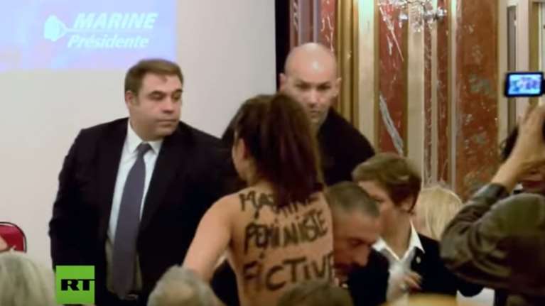 Γυμνόστηθη Femen εισέβαλε σε εκδήλωση που μιλούσε η Λεπέν