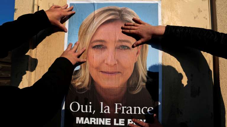 Τα σκάνδαλα και ο φόβος του Frexit βάζουν &quot;φωτιά&quot; στη Γαλλία