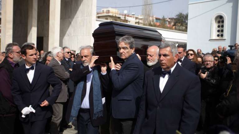 Πλήθος κόσμου στο τελευταίο αντίο στον Νίκο Κούνδουρο