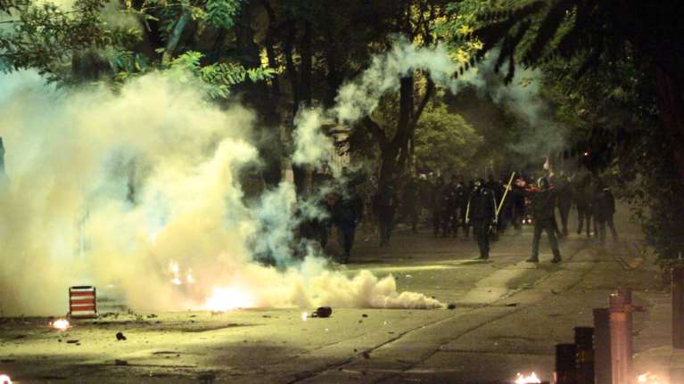 Πετροπόλεμος και μολότοφ κατά ΜΑΤ στα Εξάρχεια