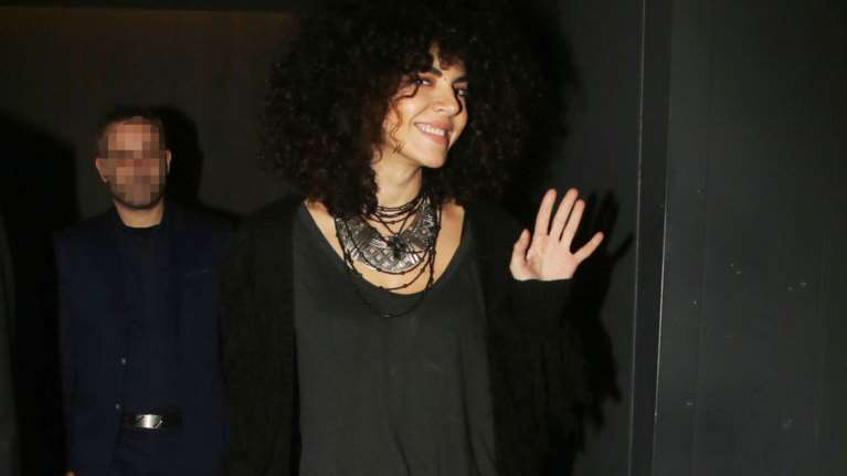 Μαρία Σολωμού: Νυχτερινή έξοδος στον Μουζουράκη με σούπερ μίνι