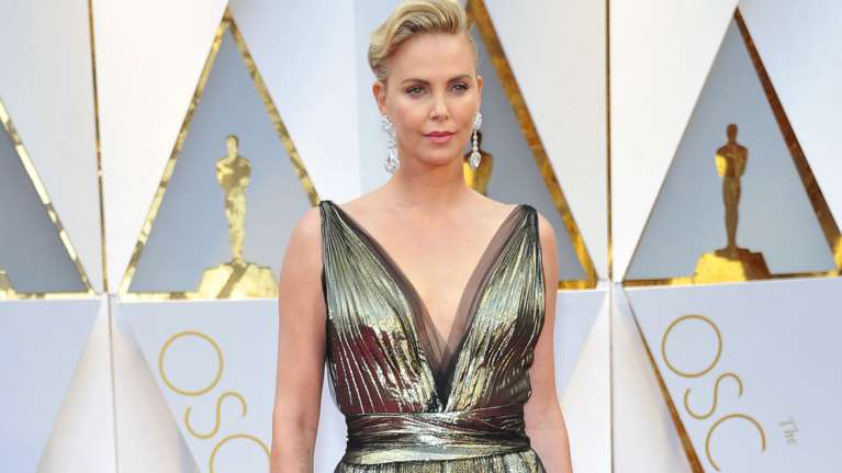 Σαρλίζ Θερόν is back: Εμφανώς αδυνατισμένη και λαμπερή στο κόκκινο χαλί