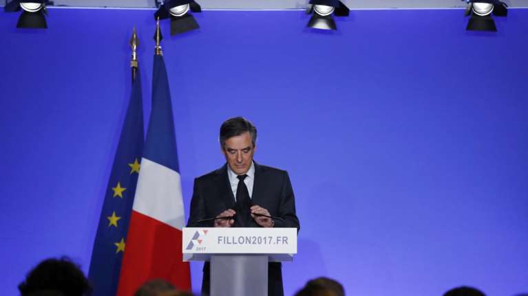 Δεν παραιτείται ο Φιγιόν παρά την έρευνα σε βάρος του