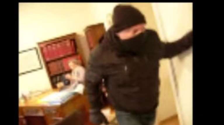 Δείτε το βίντεο της εισβολής του Ρουβίκωνα στο συμβολαιογραφείο