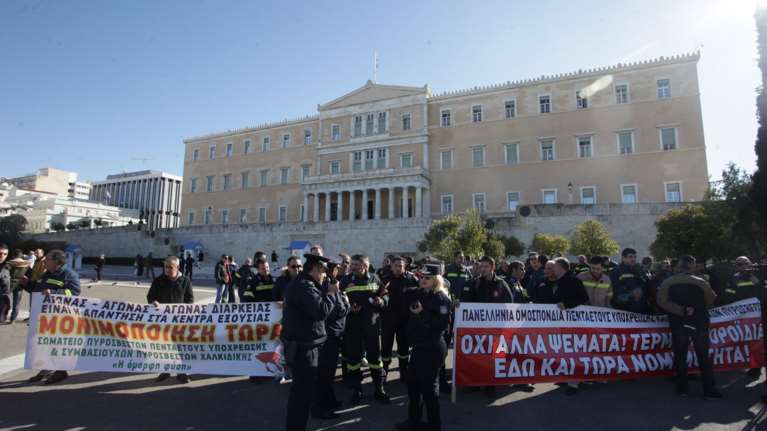 Σε κλοιό το κέντρο της Αθήνας, 5 συγκεντρώσεις-πορείες σε εξέλιξη