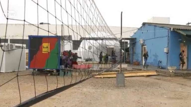 Πρόσφυγες έχουν φτιάξει ένα πλήρως οργανωμένο χωριό στα Οινόφυτα video