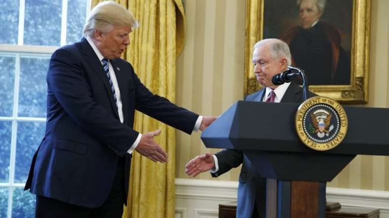 Υπό πίεση ο Τραμπ από τις μυστικές επαφές με τον Ρώσο πρέσβη