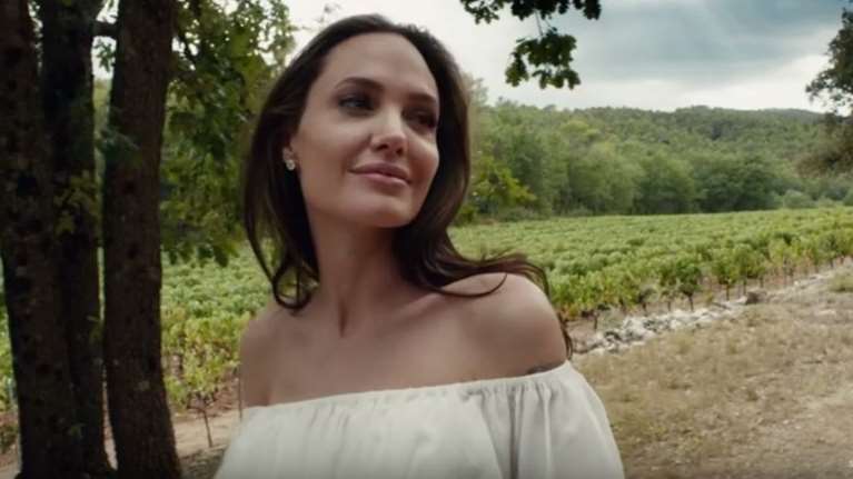 Η Τζολί μας δείχνει τη θηλυκή πλευρά της ως μούσα της Guerlain [Βίντεο]