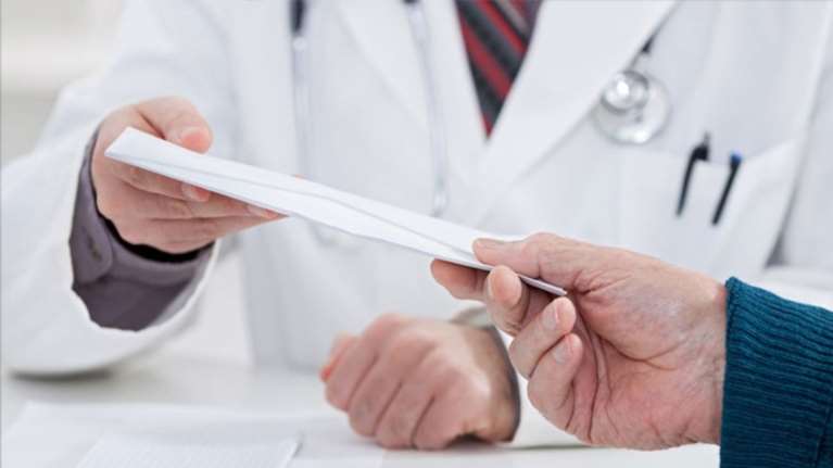 Γιατρός στο δημοτικό ιατρείο του Δ. Αθηναίων ζήτησε φακελάκι