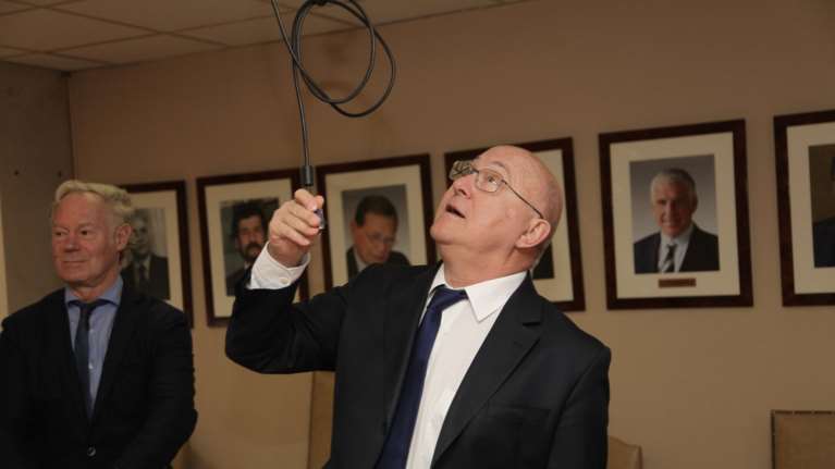 Απίστευτη τσαπατσουλιά: Ο Σαπέν μάζευε καλώδια που κρέμονταν στο ΥΠΟΙΚ