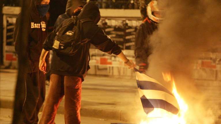 Το «συγγνώμη» για το κάψιμο της σημαίας και ο «δάσκαλος» στη φυλακή