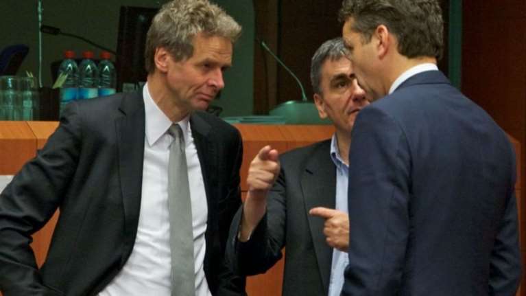 Τα σκληρά &quot;μηνύματα των Δελφών&quot; και το χάσμα Αθήνας-δανειστών