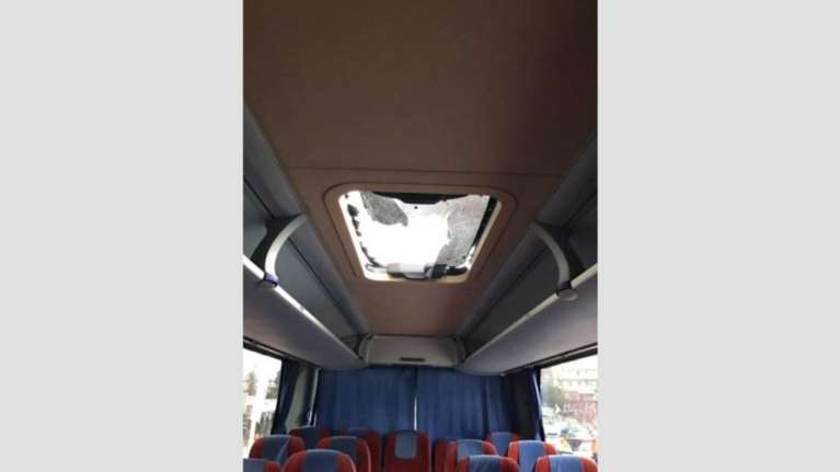 &#39;Εσπασαν το πούλμαν που μετέφερε τον Ολυμπιακό στην Τούμπα - φωτό -