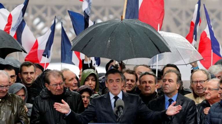 Απτόητος ο Φιγιόν κάνει συγκεντρώσεις,ούτε λέξη για απόσυρση από την κούρσα