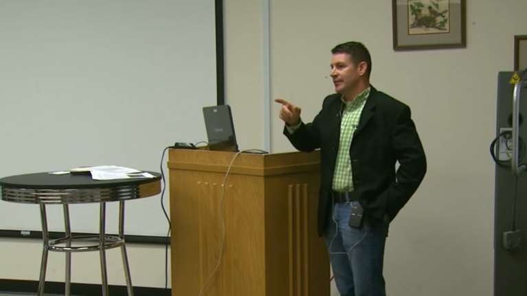 Ρεπουμπλικάνος ρώτησε μουσουλμάνους φοιτητές εάν χτυπούν τις συζύγους τους!