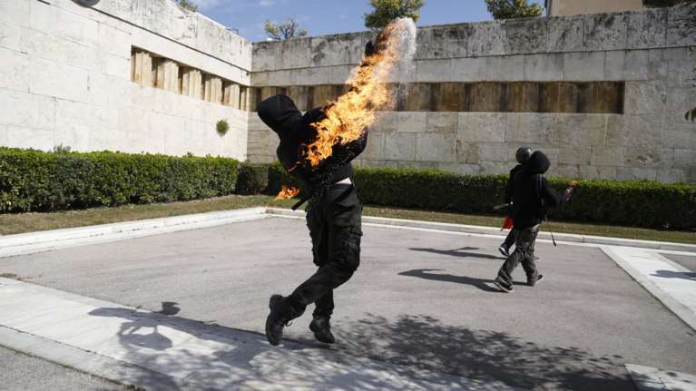 Μολότοφ έξω από τη Βουλή στο μαθητικό συλλαλητήριο