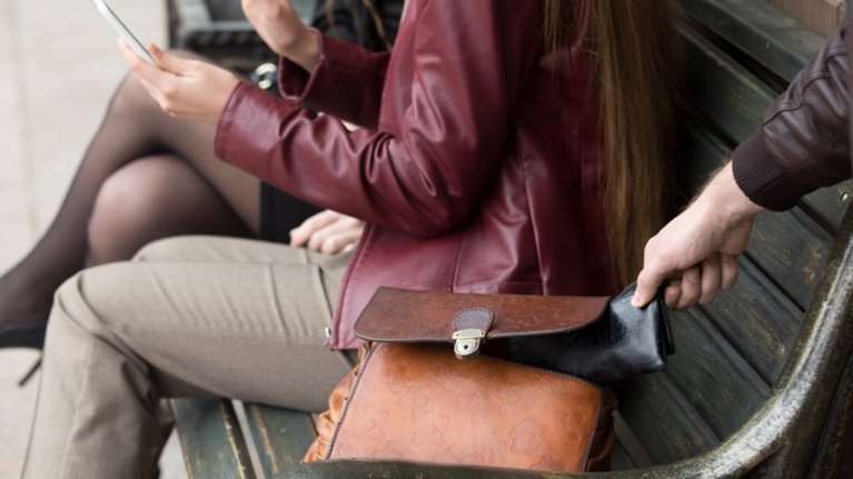 Άρπαξαν χρήματα, βιβλιάρια καταθέσεων, κάρτες και κωδικούς