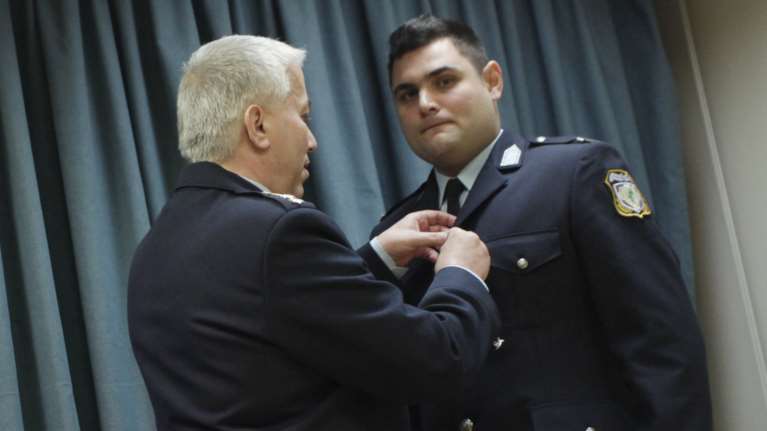 Μετάλλιο στον αστυνομικό που έσωσε 5χρονο από τις φλόγες