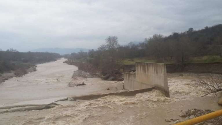 Εσπασαν τα αναχώματα του Πηνειού στα Τρίκαλα