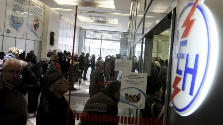 Ένταση και ουρές έξω από τη ΔΕΗ για τις 36 δόσεις