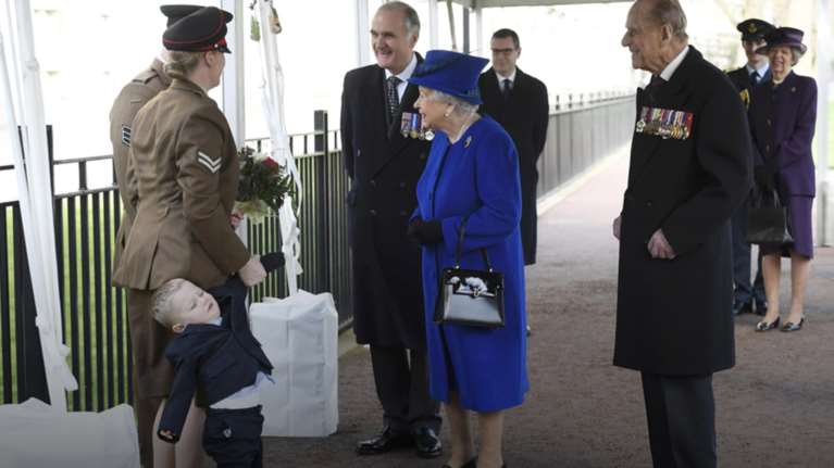 Ένας μικρός &quot;αντάρτης&quot; έκανε την Ελισάβετ να περιμένει