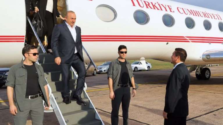 Η Ολλανδία απαγόρευσε στον Τσαβούσογλου να προσγειωθεί