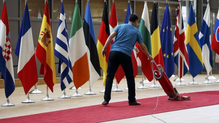 Αλλάζει ταχύτητες η Ευρώπη, κολλημένη με «νεκρά» η Ελλάδα