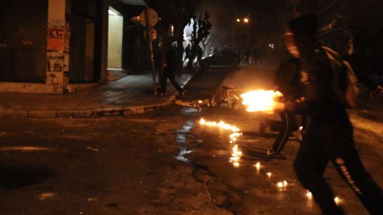 Μολότοφ κατά αστυνομικών τη νύχτα στα Εξάρχεια