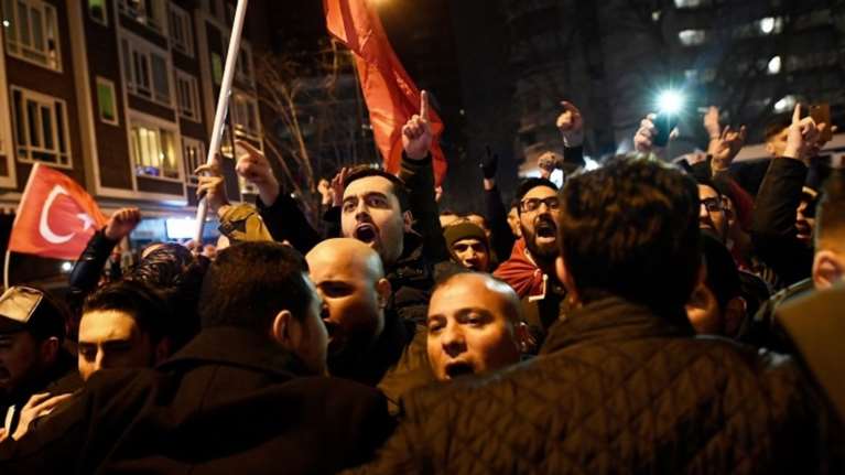 Νέα ένταση: Με αντίποινα απειλεί τώρα η Τουρκία την Ολλανδία