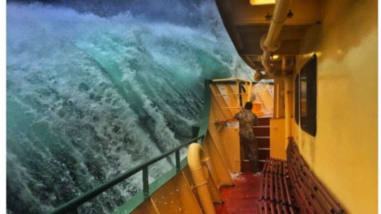 Αυτά τα θηριώδη κύματα δεν τα έχετε δει ποτέ ξανά!