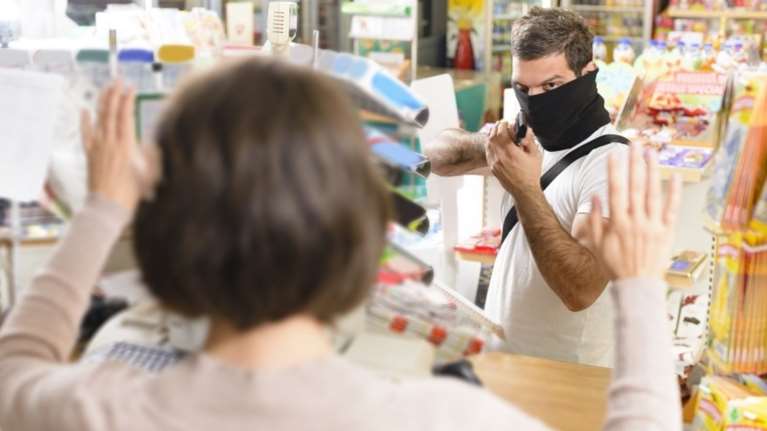 «Ακινητοποίησε» ληστή με ένα...μεταλλικό κουτί γάλακτος