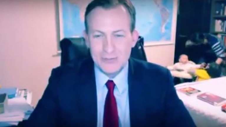 Ο λόγος που τα πιτσιρίκια &quot;χάλασαν&quot; την συνέντευξη του μπαμπά τους-βίντεο