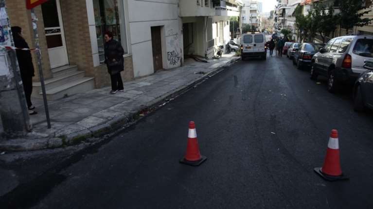 Οδηγός ΙΧ χτύπησε δίκυκλο και εγκατέλεψε τους τραυματίες