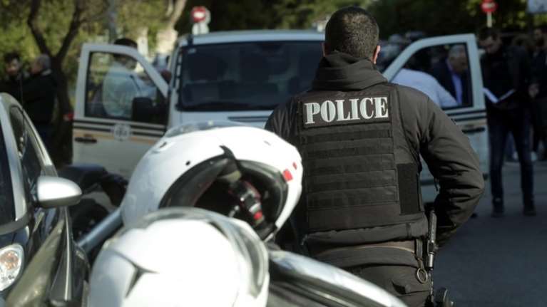 Επιτέθηκαν σε ένστολους με μεταλλικό γκλοπ