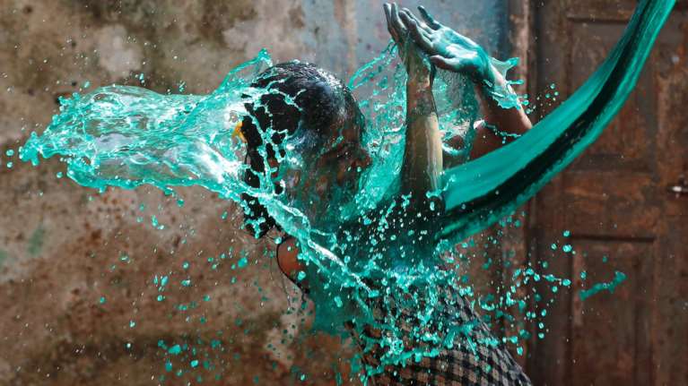 Συγκλονιστικές εικόνες από τη γιορτή των χρωμάτων στην Ινδία