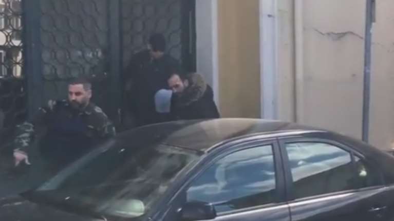 Προφυλακιστέος ο αστυνομικός - Τον φυγάδευσαν από τα δικαστήρια