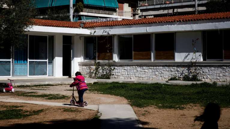 Reuters: Ενα στα τέσσερα παιδιά στην Ελλάδα ζουν στην φτώχεια