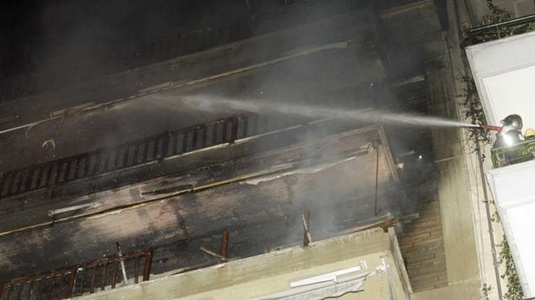 Πέθανε ο άντρας που είχε απεγκλωβιστεί αναίσθητος από φωτιά