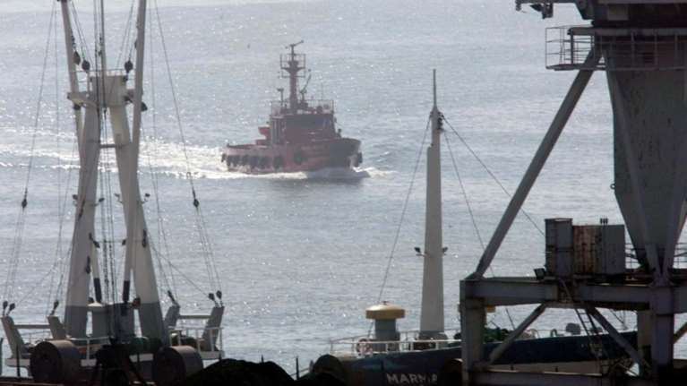 Ρυμουλκείται στον Πειραιά ακυβέρνητο φορτηγό πλοίο