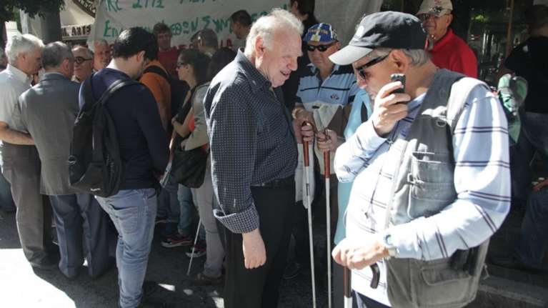 &quot;Βγάζουν&quot; τους τυφλούς στους δρόμους- περικοπές σε συντάξεις-επιδόματα