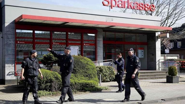Σε εξέλιξη ομηρία σε τράπεζα στο Ντούισμπουργκ της Γερμανίας