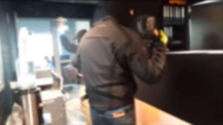 «Ντου» του Ρουβίκωνα με βαριοπούλες στα κεντρικά των καφέ Mikel - Βίντεο