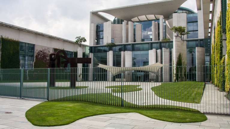 Βερολίνο προς Αθήνα: Βρείτε ποιος έστειλε το πακέτο-βόμβα