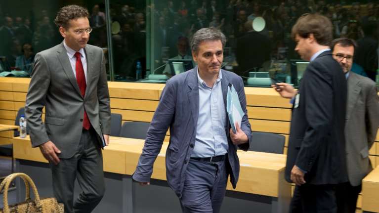 Oι Θεσμοί ζητούν εγγυήσεις, ο Τσακαλώτος «βλέπει» Απρίλιο