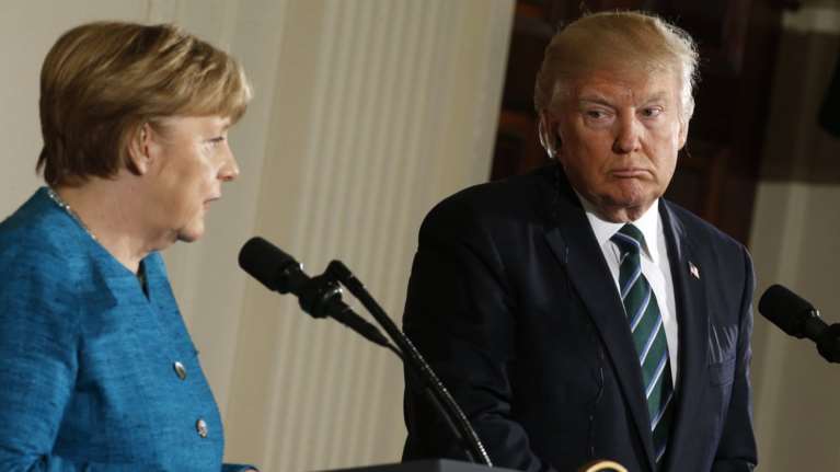 Παράλληλοι μονόλογοι και καρφιά στην πρώτη συνάντηση Τραμπ - Μέρκελ