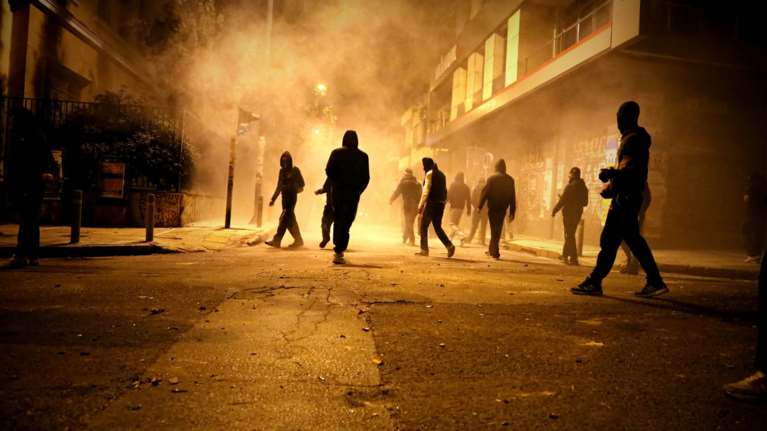 «Κλεφτοπόλεμος» με μολότοφ έως τα ξημερώματα στο Πολυτεχνείο